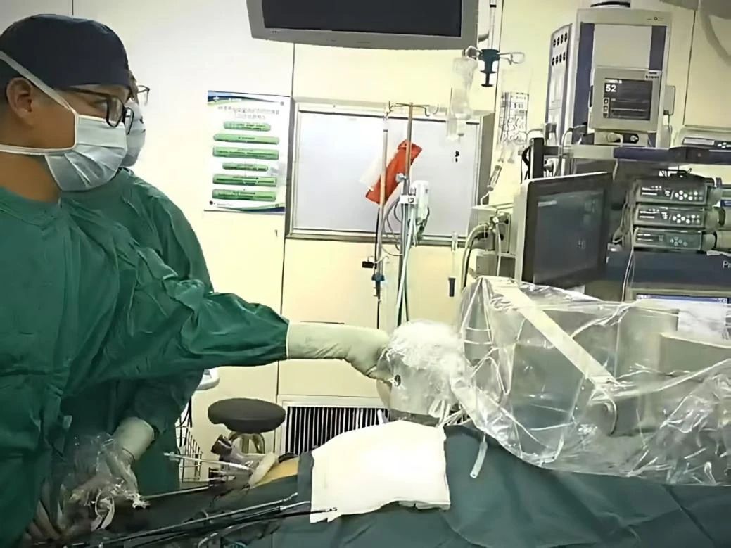 磁牵引联合单孔腹腔镜！——交大一附院肝胆外科为32岁患者“微创拆弹”