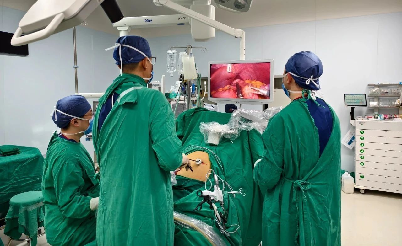 北京世纪坛医院在北京地区率先使用磁牵引技术助力减重手术