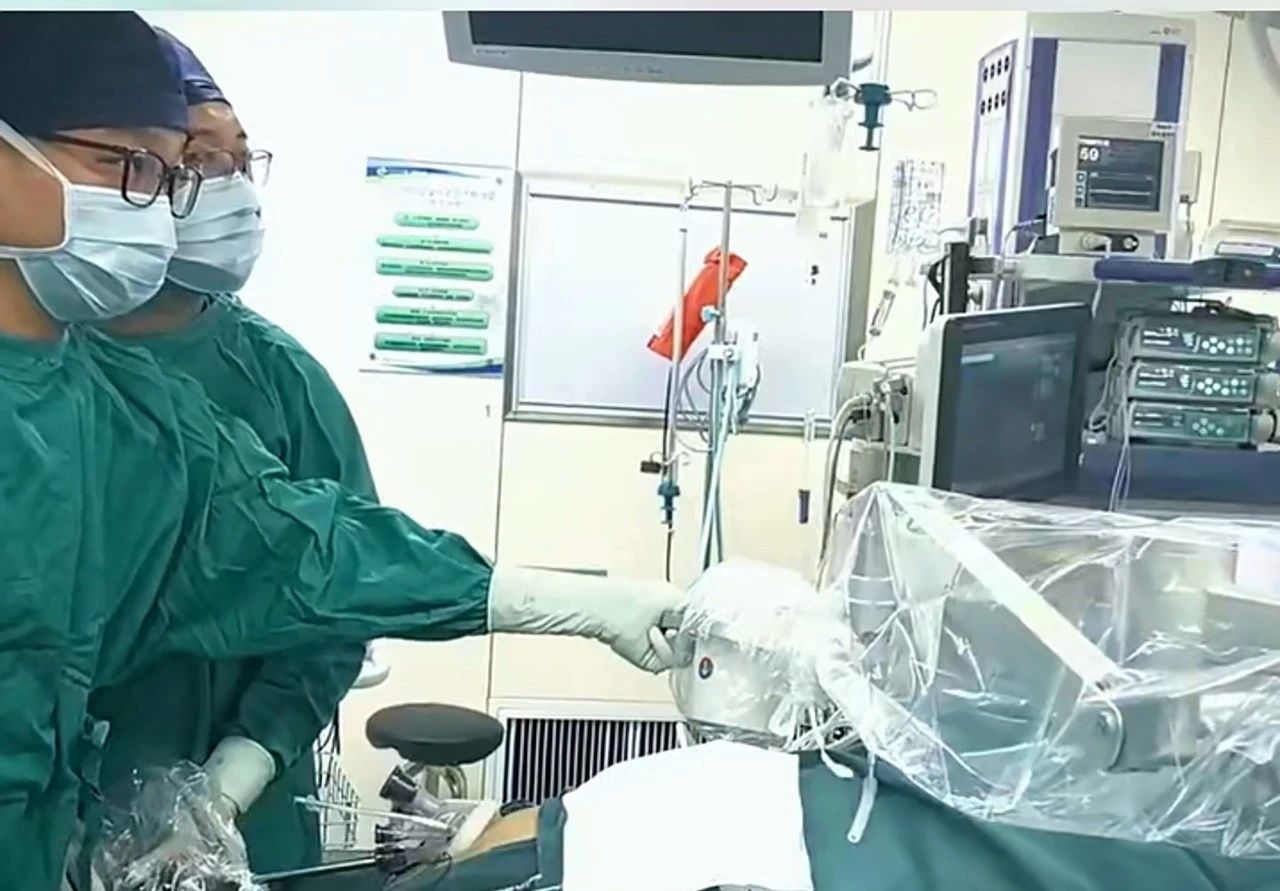 “体表无痕”！西安交通大学第一附属医院完成多例磁牵引辅助单孔腹腔镜肝部分切除术