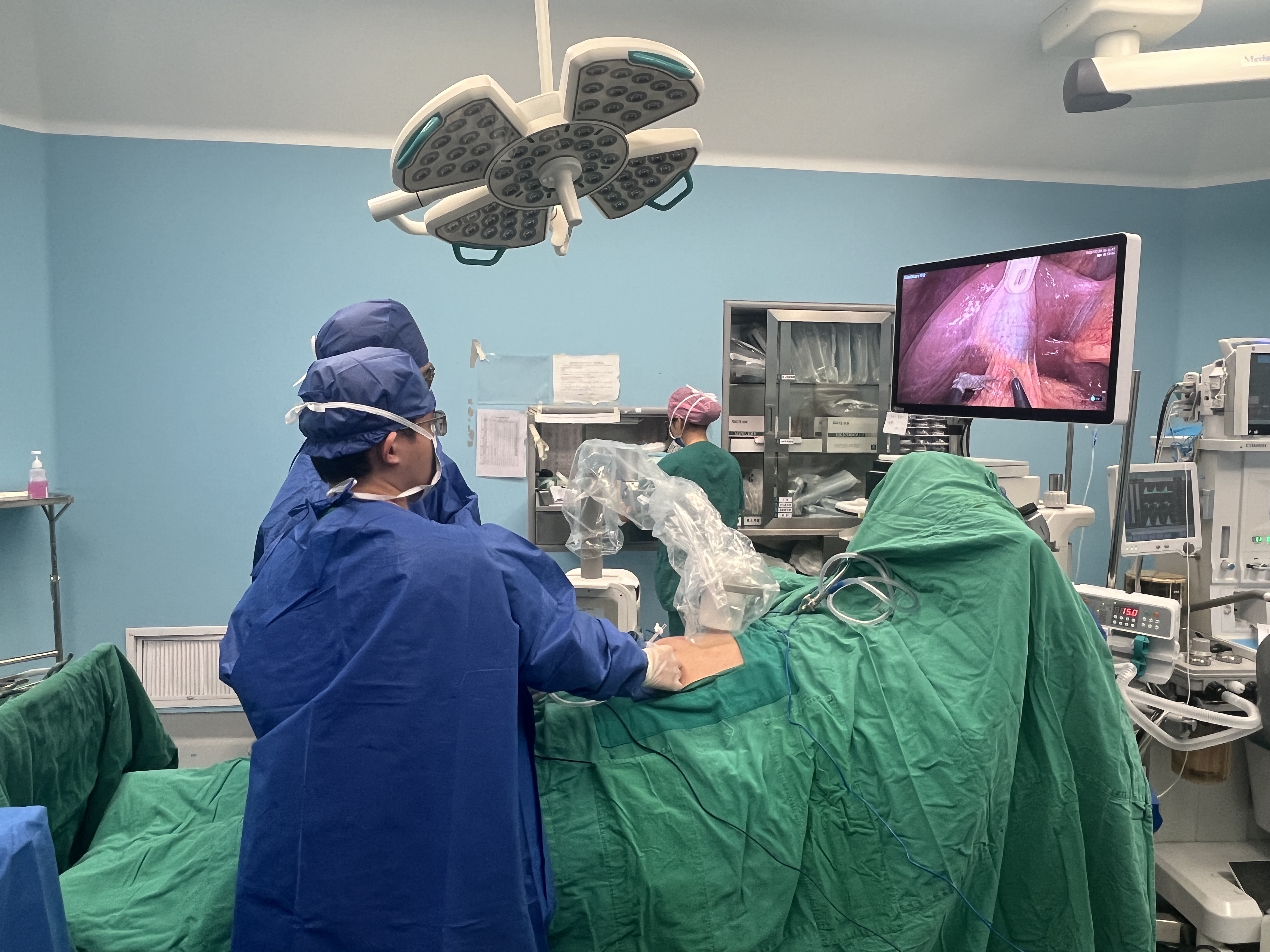 肝胆胰脾外科完成广西首例磁牵引辅助下单孔微创胆囊切除术