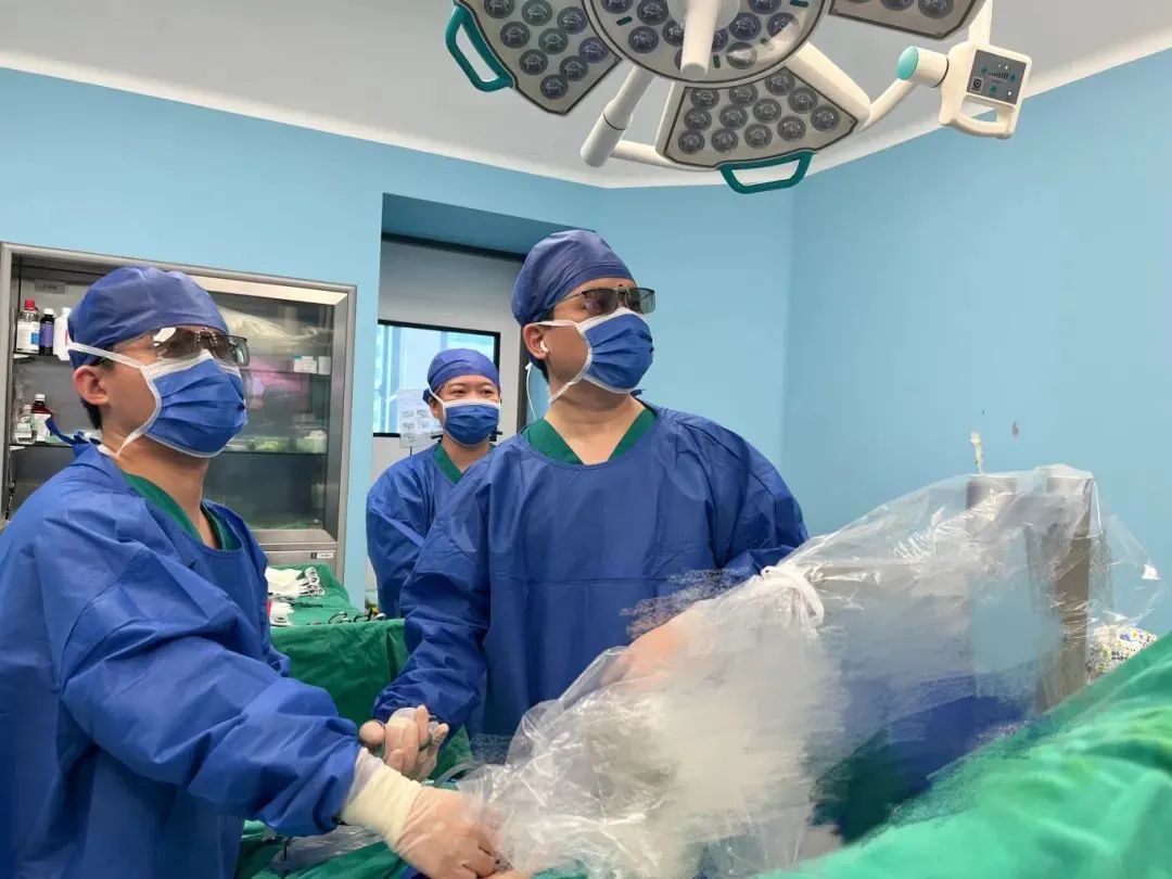 胆囊长肿物切除怕留疤？医生“磁牵引”神操作，通过一小孔解决大问题